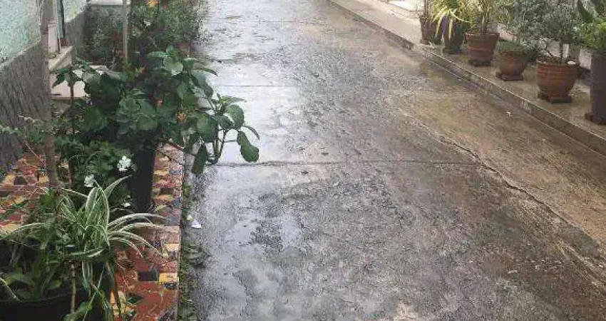 Casa de vila sendo uma em baixo e um duplex em cima entradas separadas