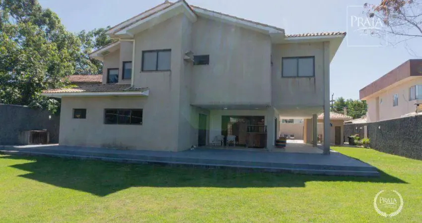 Casa com amplo quintal, 580m2 de area construida. Montada, decorada em Interlagos-VV