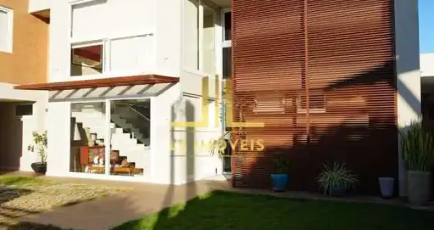 CASA LUXUOSA - 8 QUARTOS SENDO 6 SUÍTES - PORTEIRA FECHADA - GUARAJUBA