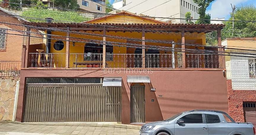 Casa com 3 quartos à venda na Rua Antônio Passarela, São Mateus, Juiz de Fora