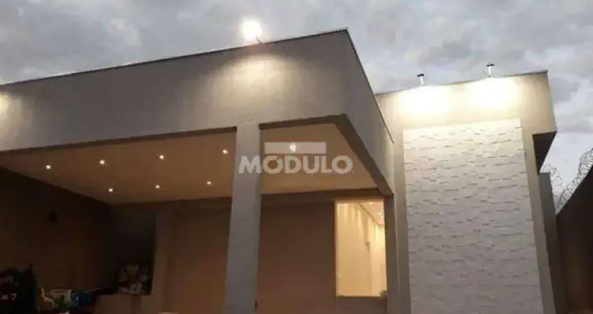 Casa com 3 quartos para alugar na Rua Monlevade, --, Daniel Fonseca, Uberlândia