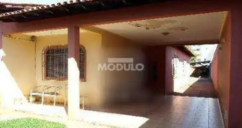 Casa com 3 quartos para alugar na Rua Coronel Antônio Alves Pereira, --, Centro, Uberlândia
