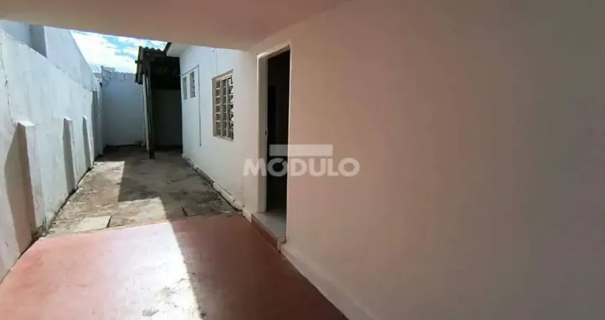 Casa residencial para locação no Bairro Brasil com 3 quartos