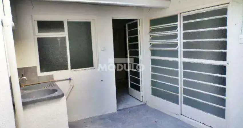 Apartamento com 3 quartos para alugar na Rua Santos Dumont, --, Centro, Uberlândia
