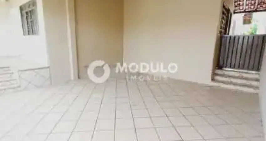 Casa com 3 quartos para alugar na Rua da Bandeira, --, Tibery, Uberlândia