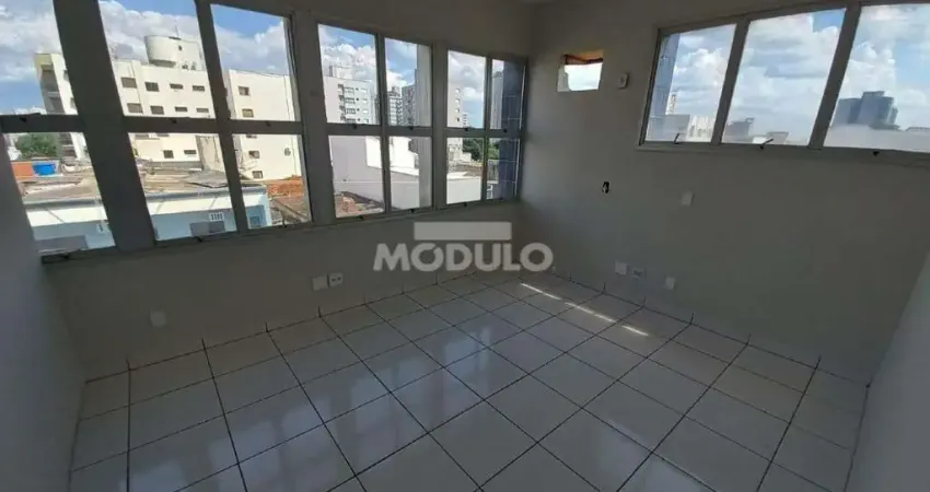 Sala comercial disponivel para locação no centro da cidade.