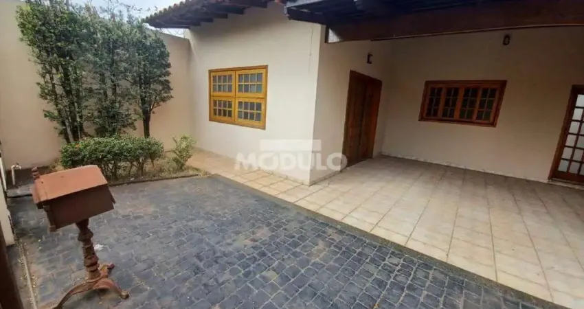Casa residencial para locação Bairro Custodio Pereira com 3 quartos