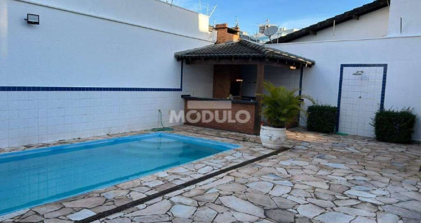 Sobrado à venda no bairro Jardim Karaíba em Uberlândia.