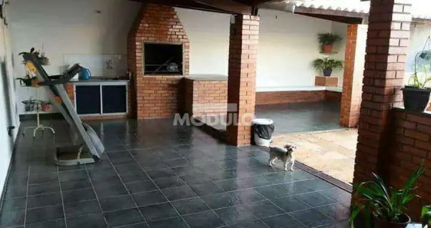 CASA RESIDENCIAL à venda, 3 quartos, 2 suítes, 2 vagas, Brasil - Uberlândia/MG