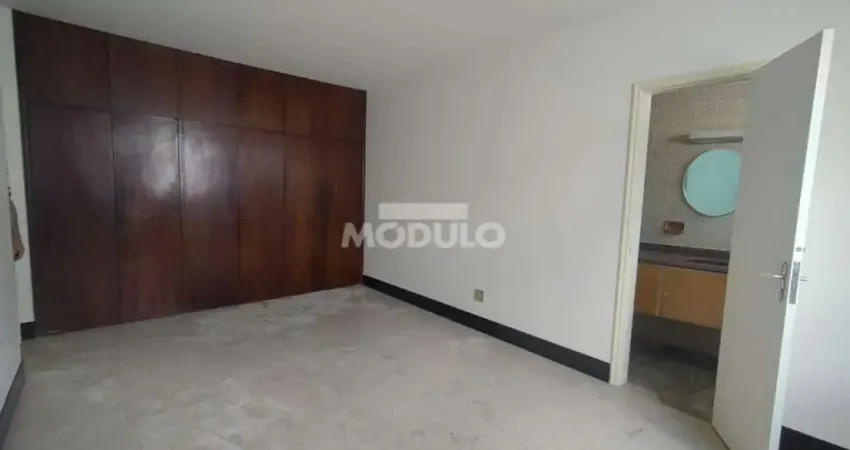 Casa com 4 quartos para alugar na Avenida Getúlio Vargas, --, Osvaldo Rezende, Uberlândia