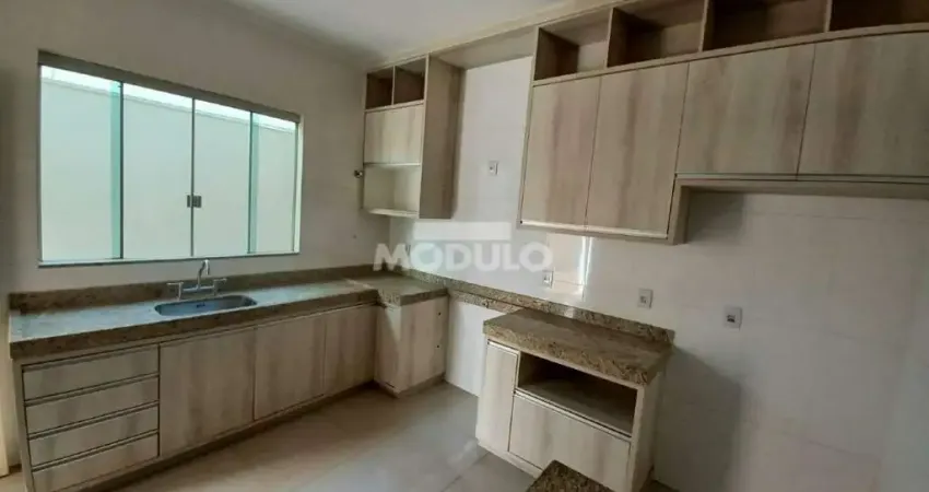 Casa residencial para locação no Bairro Segismundo Pereira com 3 suítes