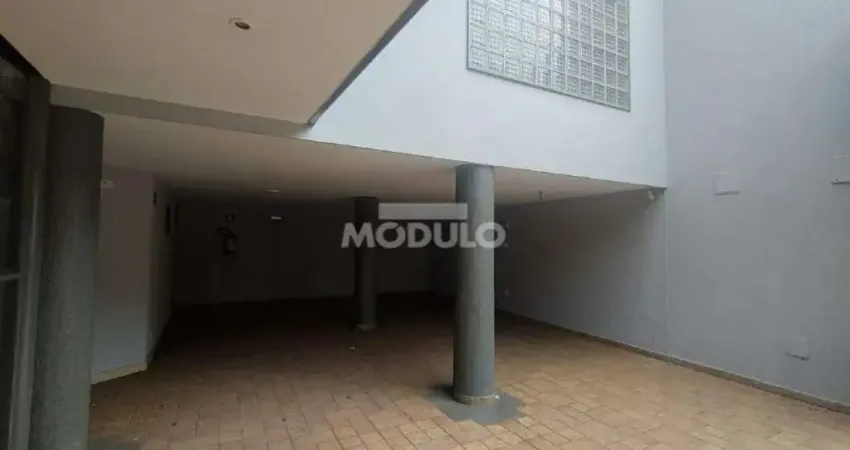 Casa com 3 quartos para alugar na Avenida Getúlio Vargas, --, Osvaldo Rezende, Uberlândia