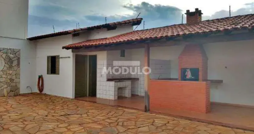 Casa com 4 quartos para alugar na Rua Antônio Salviano de Rezende, --, Santa Mônica, Uberlândia