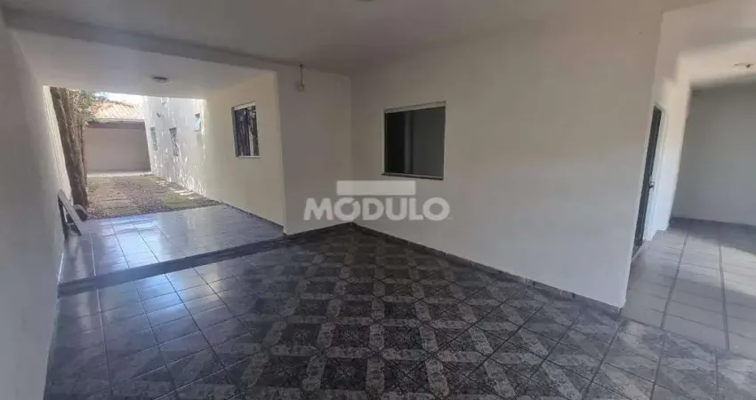 Casa residencial disponível para locação no bairro laranjeiras.