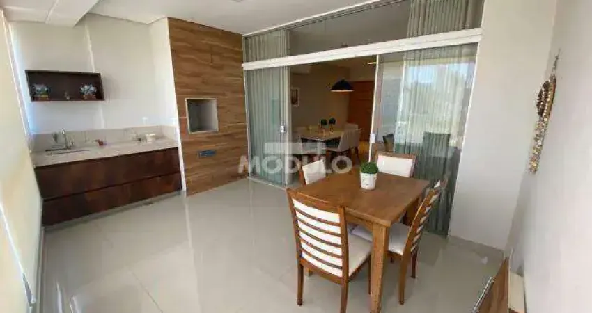 Apartamento com 3 quartos para alugar na Rua Divino Lucas Martins, --, Saraiva, Uberlândia