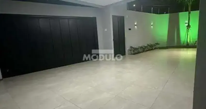 CASA COM FINO ACABAMENTO