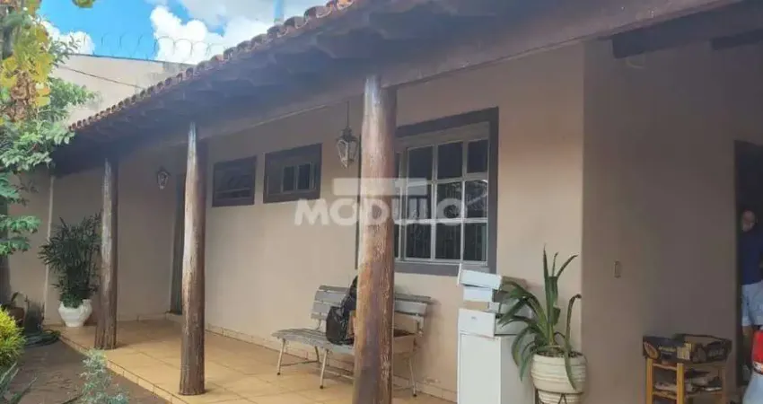 Casa com 3 quartos à venda na Avenida Estrêla do Sul, --, Osvaldo Rezende, Uberlândia