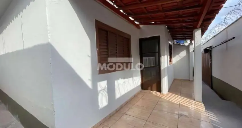 Casa residencial disponivel para locação no bairro santa mônica.