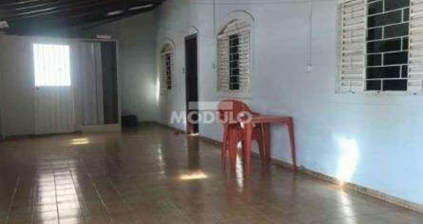 CASA COMERCIAL / RESIDENCIAL à venda, 3 quartos, 1 suíte, 2 vagas, Segismundo Pereira - Uberlândia/MG