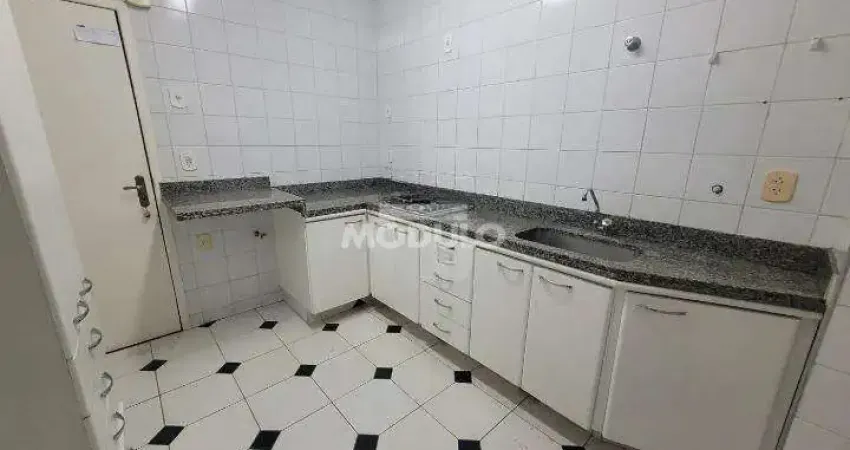 Apartamento com 3 quartos para alugar na Rua Quintino Bocaiúva, --, Centro, Uberlândia