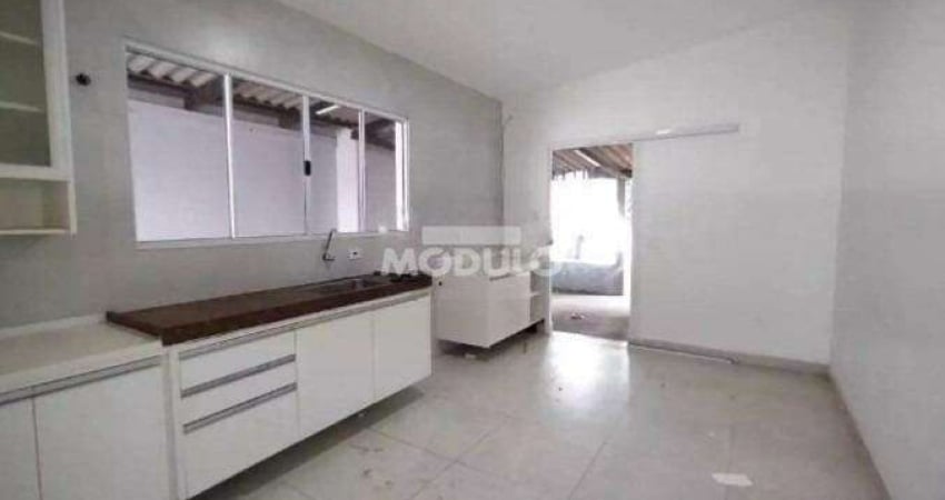 Casa residencial para locação bairro Shopping Park com 2 quartos