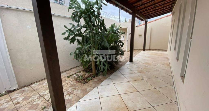 Casa com 3 quartos à venda na Rua Orozimbo Ribeiro, --, Santa Mônica, Uberlândia
