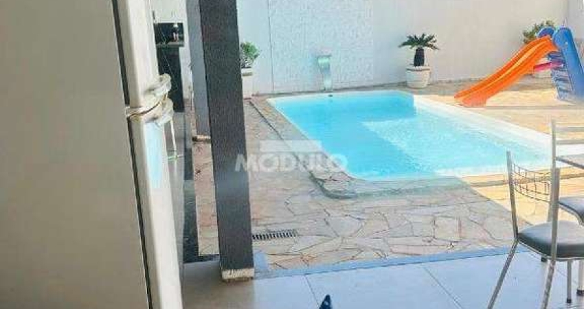 Excelente Casa com piscina no Alto Umuarama