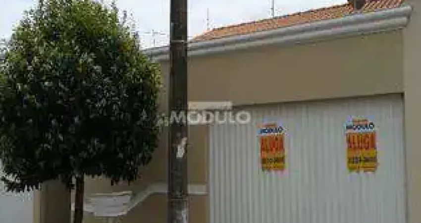 Casa residencial para locação, bairro Santa Mônica com 3 quartos