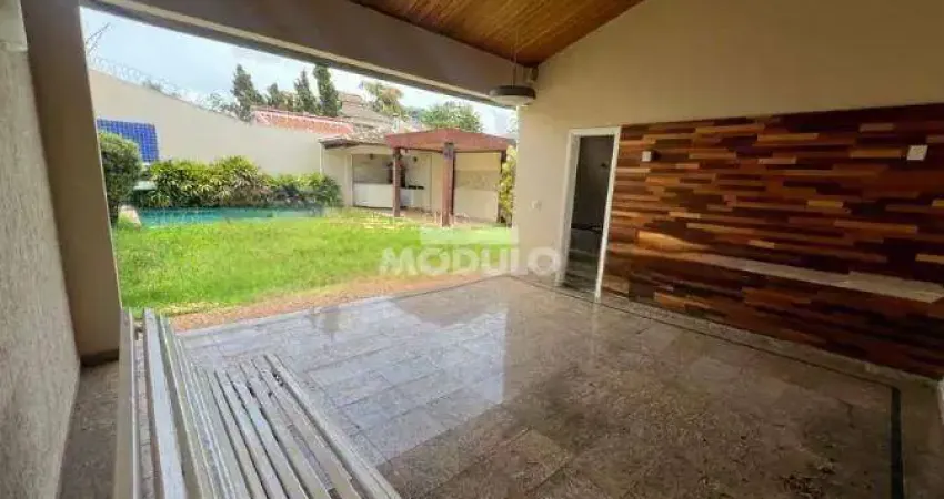 Casa residencial para locação bairro Jardim Karaiba com 3 quartos