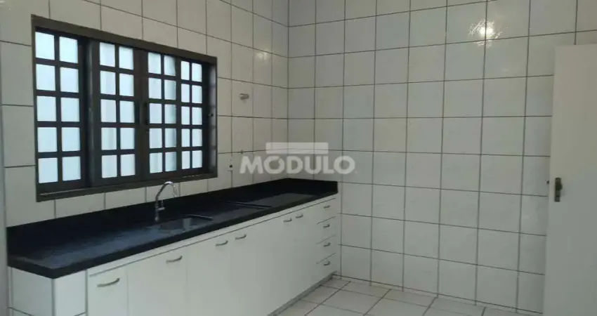 Casa com 3 quartos para alugar na Rua Atiaia, --, Jardim Karaíba, Uberlândia