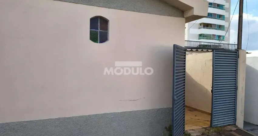 Casa residencial para locação, bairro Santa Mônica com 2 quartos