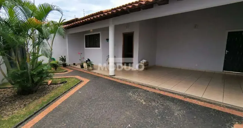 Casa residencial para locação bairro Segismundo Pereira com 3 quartos