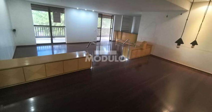 Apartamento com 3 quartos para alugar na Rua Triângulo Mineiro, --, Copacabana, Uberlândia