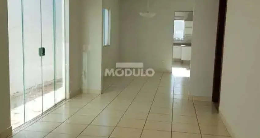 Casa com 3 quartos para alugar na Rua Guaíra, --, Jardim Karaíba, Uberlândia