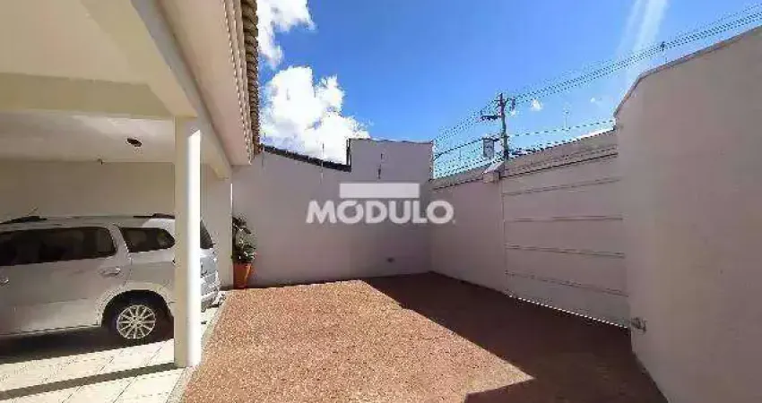 CASA 3 QUARTOS 1 Suíte, 4 Vagas de Garagem - VIGILATO PEREIRA