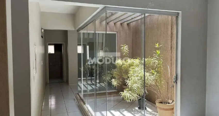 CASA COMERCIAL / RESIDENCIAL à venda, 2 vagas, Chácaras Tubalina e Quartel - Uberlândia/MG