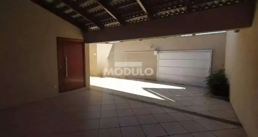 Casa residencial para locação, bairro Jardim Karaiba com 3 quartos