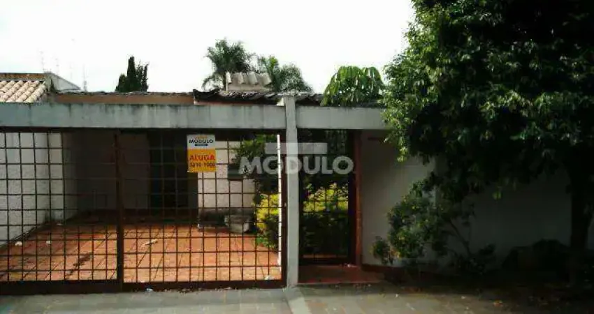 Casa residencial para locação, bairro Umuarama com 3 quartos