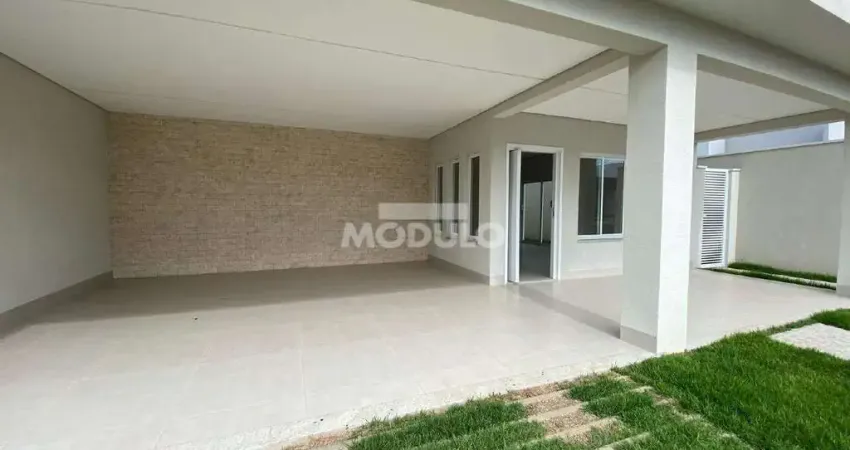 Casa residencial para locação no bairro Shopping Park com 3 suítes