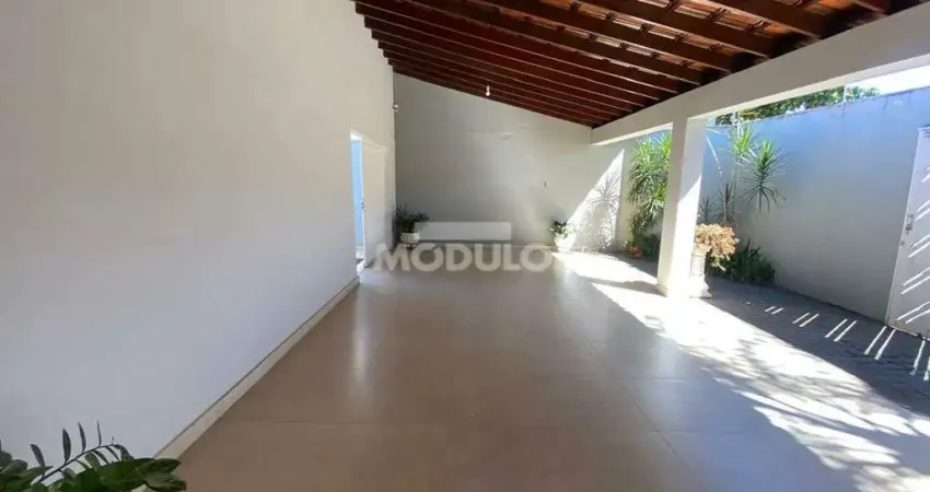 Casa residencial para locação Bairro Santa Mônica com 3 quartos