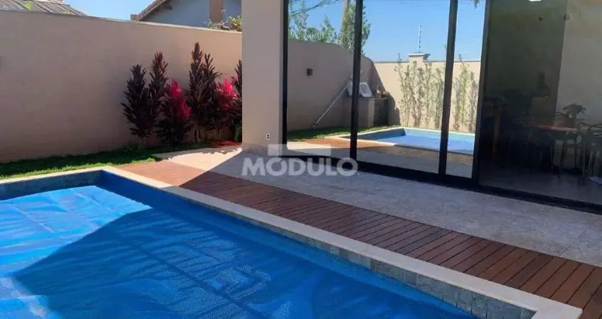 Casa residencial em condomínio para locação, bairro Shopping Park com 3 suítes
