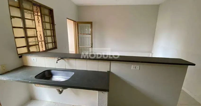 Casa residencial para locação, bairro Fundinho com 2 quartos