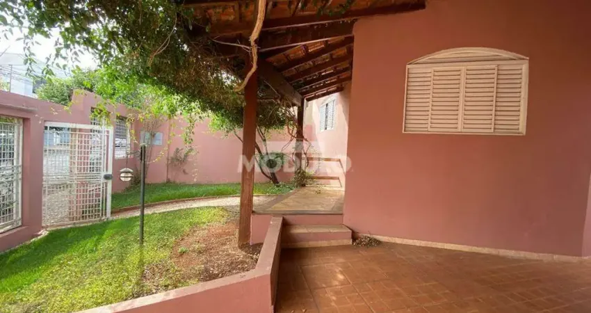 Casa residencial para locação, bairro Fundinho com 3 quartos