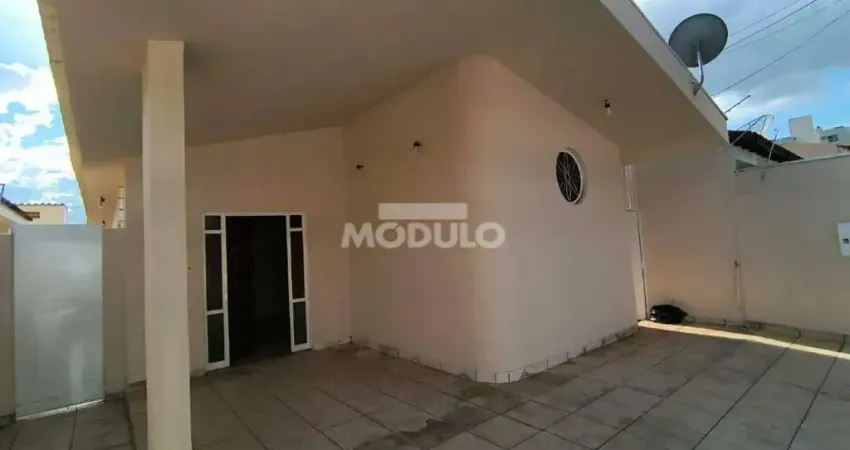 Casa residencial para locação, bairro Saraiva com 3 quartos