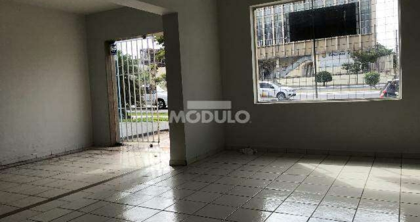 Casa comercial para locação no Bairro Cazeca
