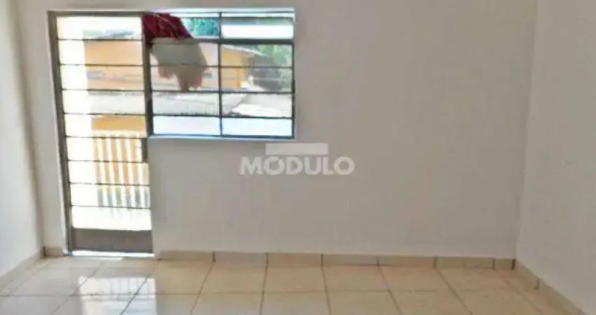 Casa residencial para locação, bairro Bom Jesus com 2 quartos