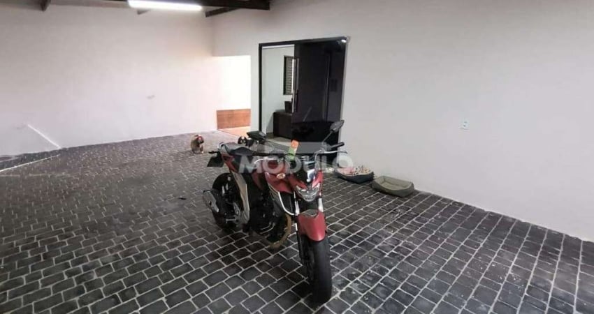 Casa residencial para locação, bairro Laranjeiras com 3 quartos