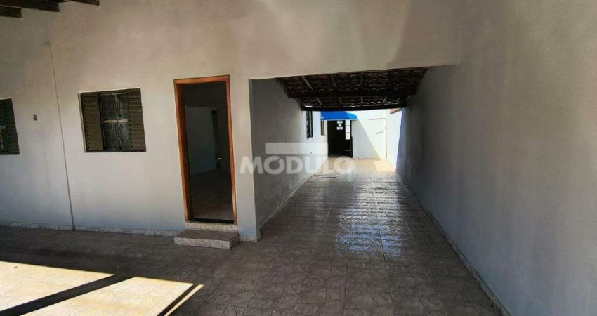 Casa com 3 quartos para alugar na Rua Paris, --, Tibery, Uberlândia