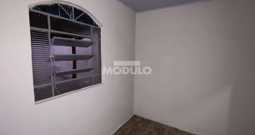 Casa com 4 quartos para alugar na Rua dos Bacuris, --, Jaraguá, Uberlândia