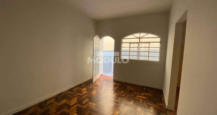 Casa com 3 quartos para alugar na Rua João Pereira da Silva, --, Santa Mônica, Uberlândia